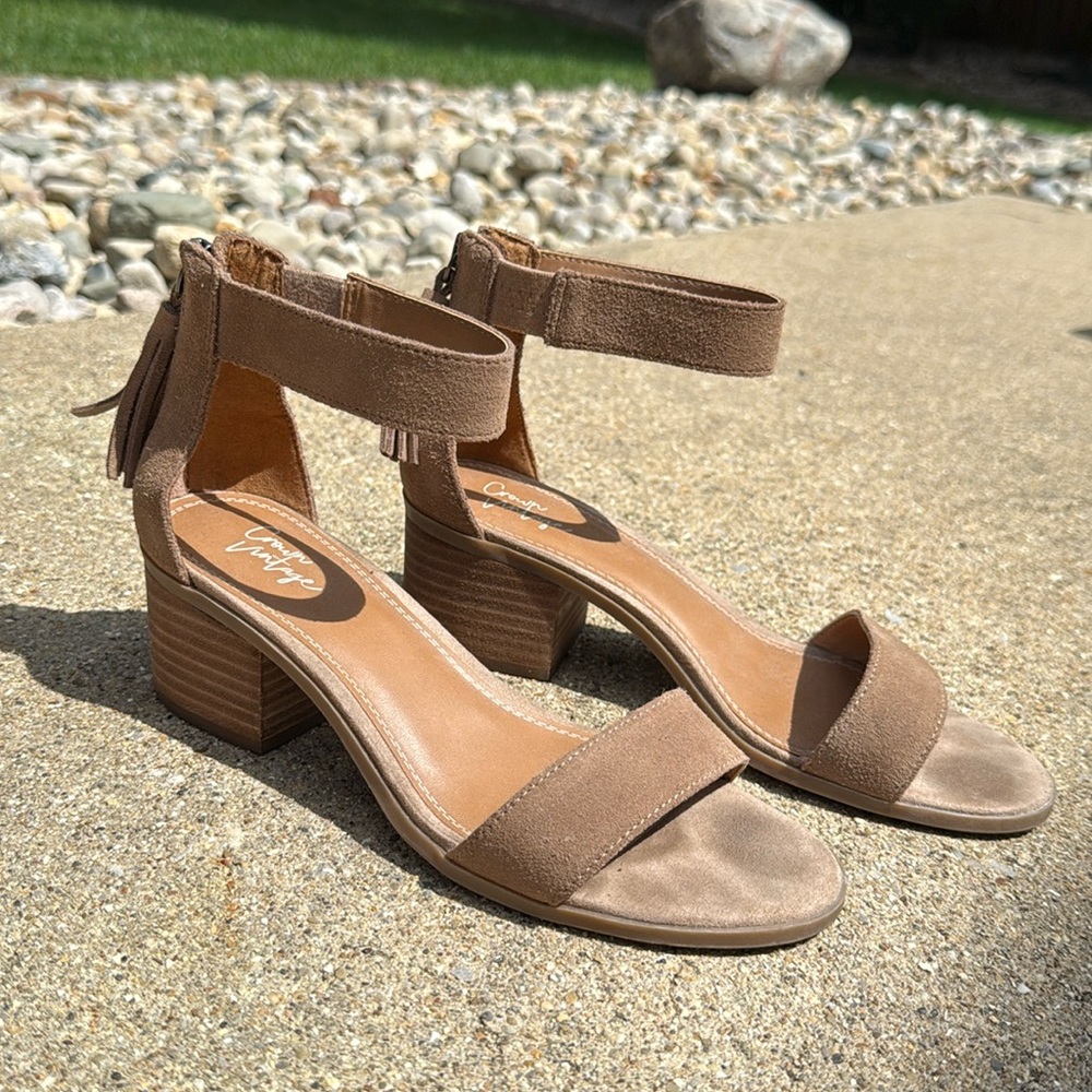 Crown vintage 2” heel women’s size 8 tan